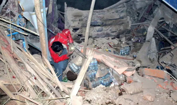 Integrante das equipes de resgate busca por sobreviventes em destroços após terremoto no Afeganistão
03/11/2025 Crescente Vermelho do Afeganistão/Divulgação via REUTERS
