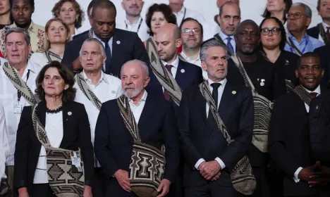 Brazil's President Luiz Inacio Lula da Silva and guests pose for a family photo on the day of the EU-CELAC summit, which brings together leaders from Latin American and Caribbean nations and EU member states to discuss trade and investment, in Santa Marta, Colombia, November 9, 2025. REUTERS/Luisa Gonzalez