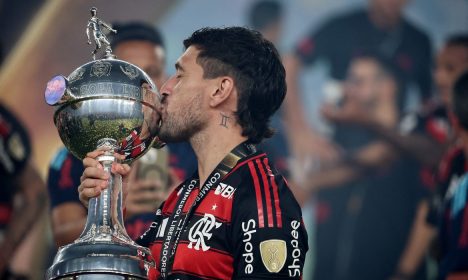 Soccer Football - Copa Libertadores - Final - Palmeiras v Flamengo - Estadio Monumental, Lima, Peru - November 29, 2025 Flamengo's Giorgian de Arrascaeta celebrates with the trophy after winning the Copa Libertadores REUTERS/Sebastian Castaneda