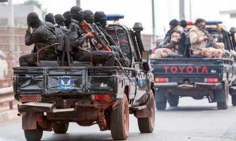 Soldados patrulham principal via em Bissau
21/11/2025
REUTERS/Luc Gnago