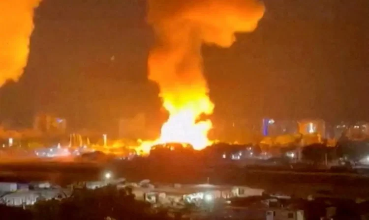 Explosões em Caracas
 3/1/2026    Vídeo obtido pela Reuters