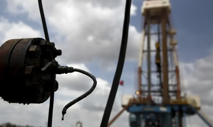 Petróleo na Venezuela
FILE PHOTO: Crude oil drips from a valve at an oil well operated by Venezuela's state oil company PDVSA, in the oil rich Orinoco belt, near Morichal at the state of Monagas April 16, 2015. Picture taken on April 16, 2015. REUTERS/Carlos Garcia Rawlins/File Photo