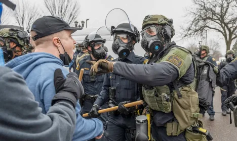 Manifestante encara agentes após operação de imigração federal em residência em St. Paul, Minnesota, EUA
25 de novembro de 2025
REUTERS/Tim Evans