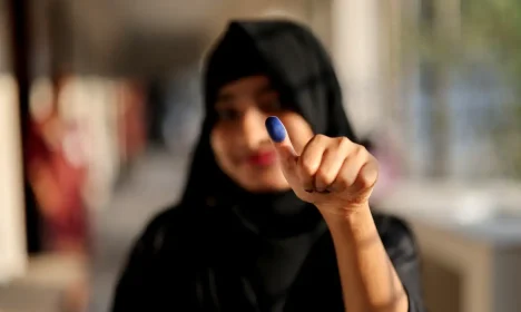 Mulher mostra polegar com uma marca de tinta após votar durante eleição geral em Daca
12/02/2026
REUTERS/Mohammad Ponir Hossain