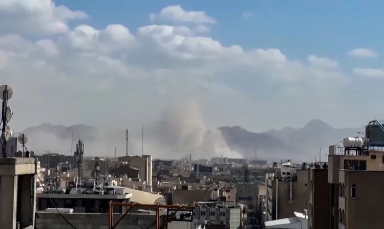 28/02/2026 - Plumas de fumaça foram vistas subindo sobre o horizonte de Teerã após Israel anunciar que lançou um ataque preventivo contra o Irã no sábado (28 de fevereiro), enquanto a mídia iraniana noticiava que explosões foram ouvidas na capital. Foto: Frame/Reuters - Proibido reprodução