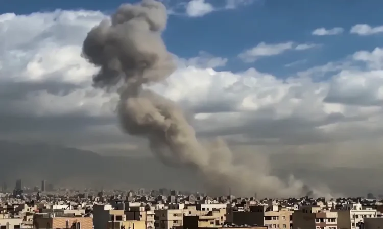28/02/2026 - Plumas de fumaça foram vistas subindo sobre o horizonte de Teerã após Israel anunciar que lançou um ataque preventivo contra o Irã no sábado (28 de fevereiro), enquanto a mídia iraniana noticiava que explosões foram ouvidas na capital. Foto: Frame/Reuters - Proibido reprodução