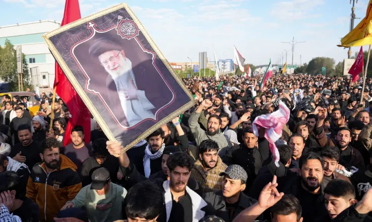 People march after Iran’s Supreme Leader Ayatollah Ali Khamenei was killed in Israeli and U.S. strikes, in Basra, Iraq,  March 1, 2026. REUTERS/Mohammed Aty     TPX IMAGES OF THE DAY