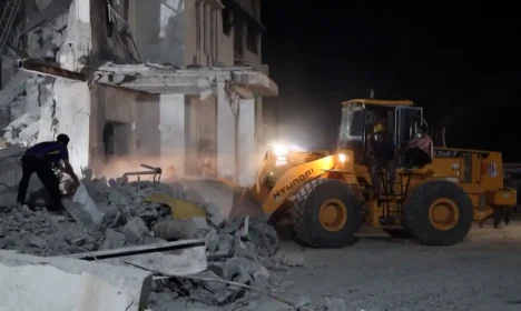 01/03/2026 - Dezenas mortos em ataque israelense à escola do Irã, segundo relatos da mídia estatal. Foto: Frame/Reuters - Proibido Reprodução