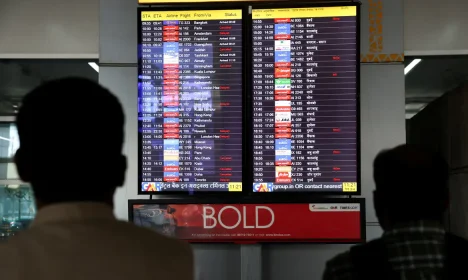 Pessoas observam tela com informações de voos no Aeroporto Internacional Indira Gandhi, em Nova Délhi, Índia 
3 de março de 2026
REUTERS/Bhawika Chhabra