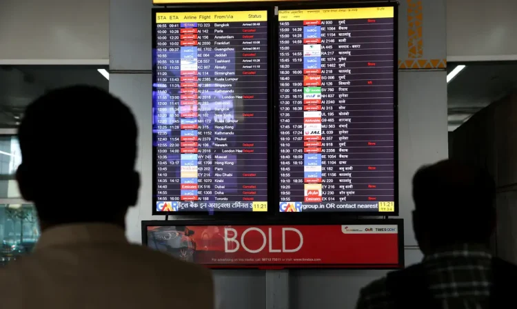 Pessoas observam tela com informações de voos no Aeroporto Internacional Indira Gandhi, em Nova Délhi, Índia 
3 de março de 2026
REUTERS/Bhawika Chhabra