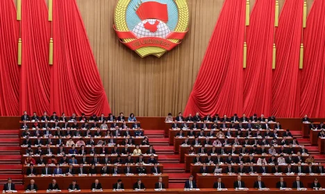 O presidente chinês Xi Jinping e outros líderes participam da sessão de abertura da Conferência Consultiva Política do Povo Chinês (CPPCC), no Grande Salão do Povo, em Pequim, China, em 4 de março de 2026. REUTERS/Maxim Shemetov