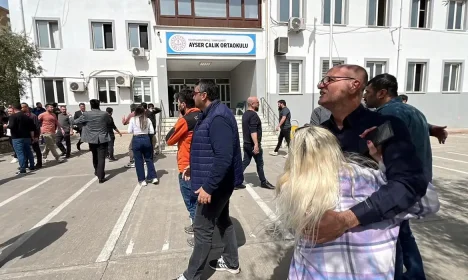 Pessoas esperam em frente ao prédio da escola após ataque no sudeste da Turquia
 15 de abril de 2026     IHA (Ihlas News Agency) via REUTERS