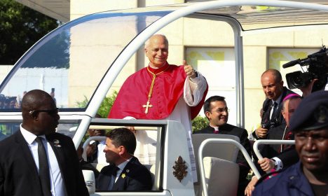 Pope Leo XIV gestures to people as he begins his apostolic journey to Angola, in Luanda, Angola, April 18, 2026. REUTERS/Cesar Muginga/ Proibida reprodução