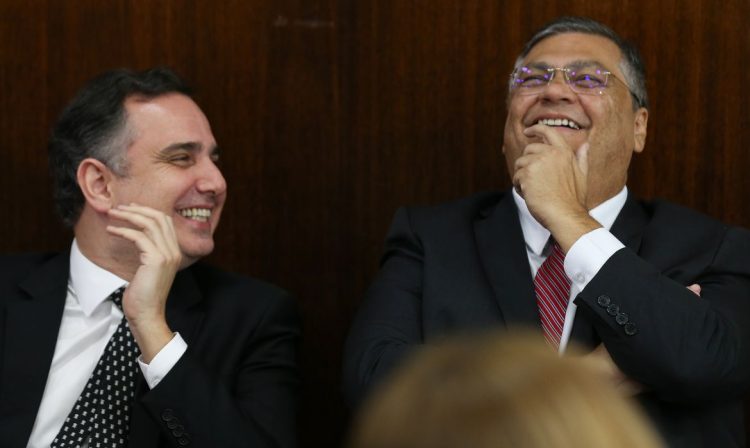 Brasília (DF) 22/11/2023  Ministro Flávio Dino e o Senador  Rodrigo Pacheco durante assinatura de protocolo de cooperação entre o Senado e o Ministério da Justiça facultará o acesso e a divulgação regular de dados sobre segurança pública. Foto Lula Marques/ Agência Brasil