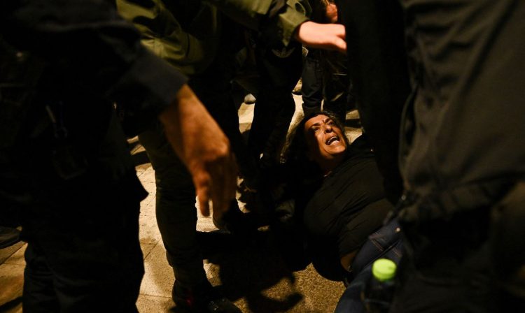 Tel Aviv, Israel, 24/02/ 2024. Protesto contra o governo do primeiro-ministro israelense Benjamin Netanyahu, em meio ao conflito em curso entre Israel e o grupo islâmico palestino Hamas de Gaza, em Tel Aviv, Israel, 24 de fevereiro de 2024. REUTERS/Dylan Martinez