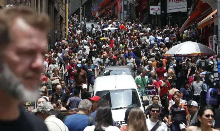 São Paulo SP 03/11/2023 Movimento na Ladeira Porto Geral com a Rua 25 de Março, após o feriado de Finados. Foto: Paulo Pinto/Agência Brasil