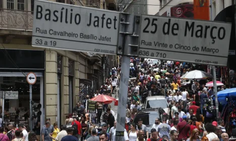 São Paulo SP 03/11/2023 Movimento na Ladeira Porto Geral com a Rua 25 de Março, após o feriado de Finados. Foto: Paulo Pinto/Agência Brasil