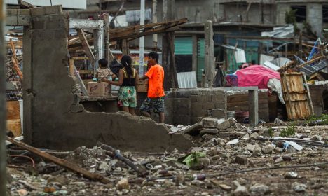 CIDADE DO MÉXICO (Reuters) - Pelo menos 27 pessoas morreram em decorrência do furacão Otis e outras quatro ainda estavam desaparecidas, informou o governo do México nesta quinta-feira, depois que uma das tempestades mais poderosas a atingir o país se abateu sobre o resort de praia de Acapulco, no Pacífico, na madrugada do dia anterior.
 25/10/2023    REUTERS/Henry Romero