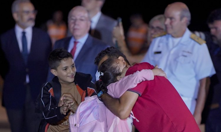 Brasília-DF, 14.11.2023, Mohammed Jabr Ismil Abushanab, abraça seus filhos, após a chegada do avião presidencial com 32 brasileiros resgatados da Faixa de Gaza que saiu do Cairo (Egito) para o Brasil. A aeronave fez escalas técnicas em Roma (Itália), Las Palmas (Espanha), e no Recife. São 17 crianças, nove mulheres e seis homens que aguardaram mais de 30 dias a permissão das autoridades de Israel, Gaza e Egito para retornar ao Brasil. .  Foto: Rafa Neddermeyer/Agência Brasil