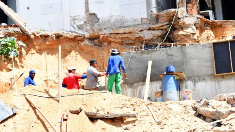 Obras estão em andamento no entorno da lagoa de captação Ouro Preto, no Conjunto Pirangi, em Neópolis - Foto: Alex Régis / Prefeitura do Natal