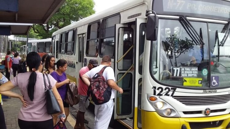 Passageiros entrando em ônibus em Natal. Foto: STTU.