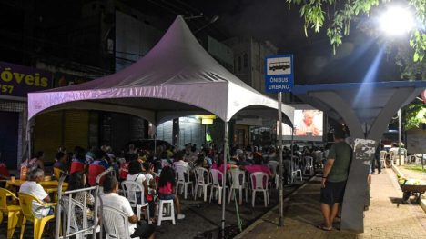 Telão e cadeiras ficaram na Praça Gentil Ferreira. Foto: Joana Lima / Redação Secom.