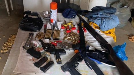 Arsenal de armas continha explosivos. Foto: PM RN.