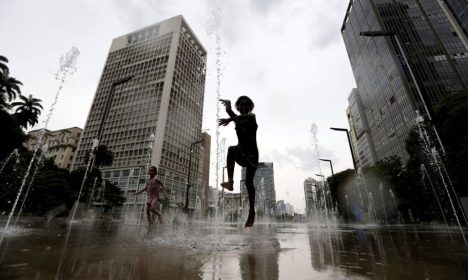 RETROSPECTIVA_2023 - Onda de calor em São Paulo. - Foto: Paulo Pinto/Agência Brasil