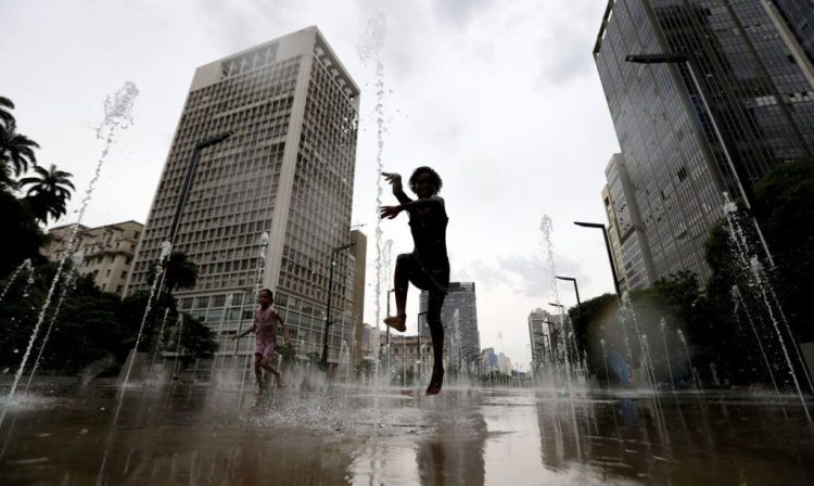 RETROSPECTIVA_2023 - Onda de calor em São Paulo. - Foto: Paulo Pinto/Agência Brasil