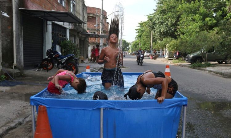 RETROSPECTIVA_2023 - Onda de calor no Rio. - Foto: Tânia Rêgo/Agência Brasil