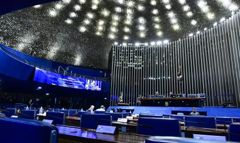 Brasília (DF), 07.03.2023, Plenário do Senado Federal durante sessão deliberativa ordinária. Mesa: primeiro- secretário da Mesa do Senado, senador Rogério Carvalho (PT-SE), preside sessão. Em discurso, à tribuna, senador Paulo Paim (PT-RS). Foto