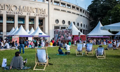 A Feira do Livro, festival literário gratuito realizado na capital paulista desde 2022, divulgou nesta terça-feira (19) a primeira lista de autores convidados. Instalada na Praça Charles Miller, em frente ao Estádio do Pacaembu, a edição deste ano terá maior duração, com 9 dias de programação, de 29 de junho a 7 de julho. Foto: Feira do Livro SP/Divulgação