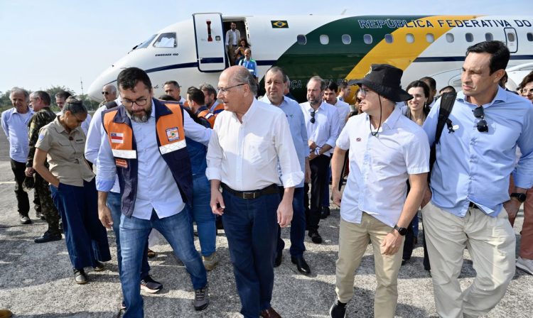 Manaus (AM), 04.10.2023 –Vice-Presidente da República, Geraldo Alckmin, acompanhado de ministros, desembarca em Manaus para visitar áreas afetadas pela forte estiagem. Foto: Cadu Gomes/VPR