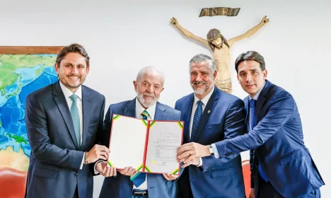 15.01.2024 - Presidente da República, Luiz Inácio Lula da Silva e o Ministro das Comunicações, Juscelino Filho, durante a assinatura de sanção do PL 7/2023, no Palácio do Planalto. Brasília - DF. Foto: Ricardo Stuckert / PR