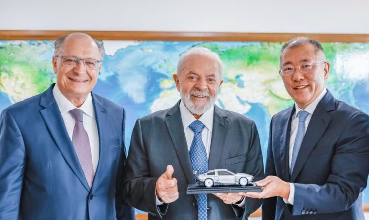 22.02.2024 - Presidente da República, Luiz Inácio Lula da Silva, durante reunião com o Presidente-Executivo do Grupo Hyundai Motor, Eui-Sun Chung, no Palácio do Planalto. Brasília - DF. Na foto (da esquerda para a direita): Vice-Presidente da República, Geraldo Alckmin (MDIC); Presidente da República, Luiz Inácio Lula da Silva; Presidente-Executivo do Grupo Hyundai Motor, Eui-Sun Chung.  Foto: Ricardo Stuckert / PR