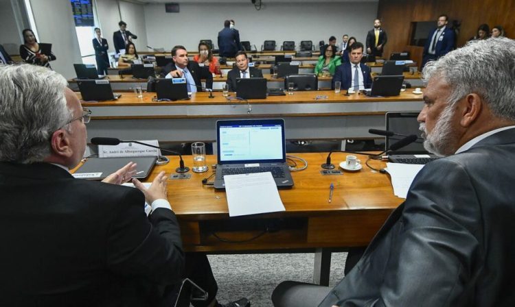 Comissão de Segurança Pública (CSP) promove audiência reservada para debater a realidade atual do sistema penitenciário federal brasileiro, com vistas a esclarecer a respeito de dados, políticas aplicadas, inteligência e fragilidades que envolvam tal situação, em especial quanto à recente fuga do presídio de segurança máxima em Mossoró (RN), ocorrida no dia 14 de fevereiro deste ano. 

Obs: A reunião será secreta, por deliberação da Comissão, nos termos do art. 110 do Regimento Interno do Senado Federal. 

Mesa: 
presidente da CSP, senador Sérgio Petecão (PSD-AC); 
secretário Nacional de Políticas Penais do Ministério da Justiça e Segurança Pública (MJSP), André de Albuquerque Garcia.

Foto: Geraldo Magela/Agência Senado