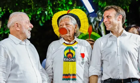 26.03.2024 - Presidente da República, Luiz Inácio Lula da Silva, e o presidente da França, Emmanuel Macron,  durante encontro com lideranças indígenas e cerimônia de condecoração do líder indígena Raoni, na Ilha do Combu. Belém - PA.  Foto: Ricardo Stuckert / PR