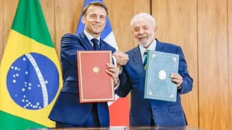 Lula ao lado do presidente francês Emmanuel Macron / Foto: Ricardo Stuckert/PR