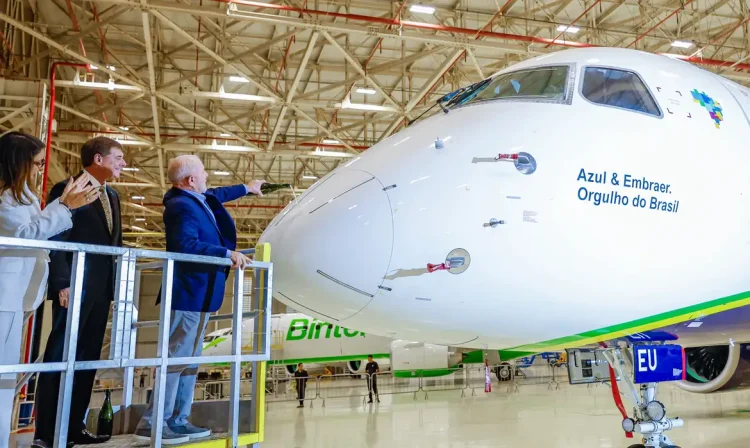 26.04.2024 - Presidente da República, Luiz Inácio Lula da Silva, durante Cerimônia de entrega de aeronave da Embraer à Azul, na Fábrica da Embraer, Hangar F300 , em São José dos Campos (SP). Foto: Ricardo Stuckert / PR