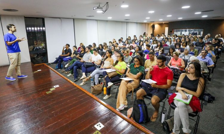 Brasília (DF), 02.05.2024 - Os candidatos do Distrito Federal que farão o Concurso Público Nacional Unificado (CNU) estão aproveitando os últimos dias para revisar o conteúdo. Cerca de 160 pessoas acompanharam o último aulão preparatório promovido pela Biblioteca Nacional de Brasília (BNB). Foto: Joel Rodrigues/Agência Brasília