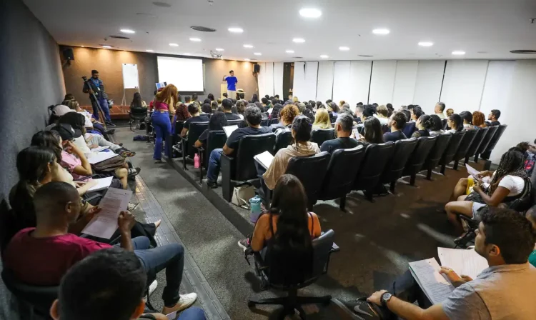 Brasília (DF), 02.05.2024 - Os candidatos do Distrito Federal que farão o Concurso Público Nacional Unificado (CNU) estão aproveitando os últimos dias para revisar o conteúdo. Cerca de 160 pessoas acompanharam o último aulão preparatório promovido pela Biblioteca Nacional de Brasília (BNB). Foto: Joel Rodrigues/Agência Brasília