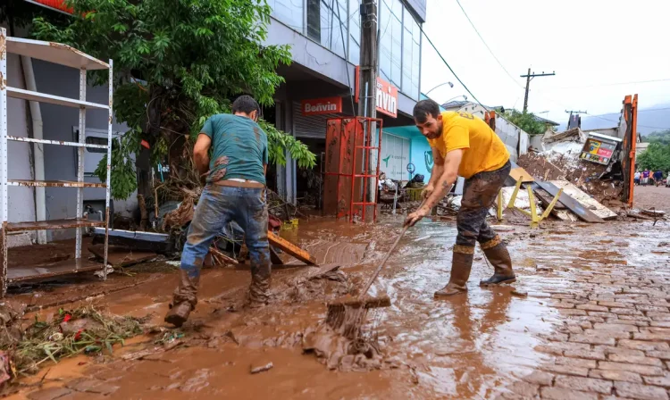 SINIMBU, RS, BRASIL, 03.05.2024 - Trabalho de limpeza na região de Sinumbu, devido aos estragos causados pela forte chuva no estado do Rio Grande do Sul. Foto: Gustavo Mansur/Palácio Piratini