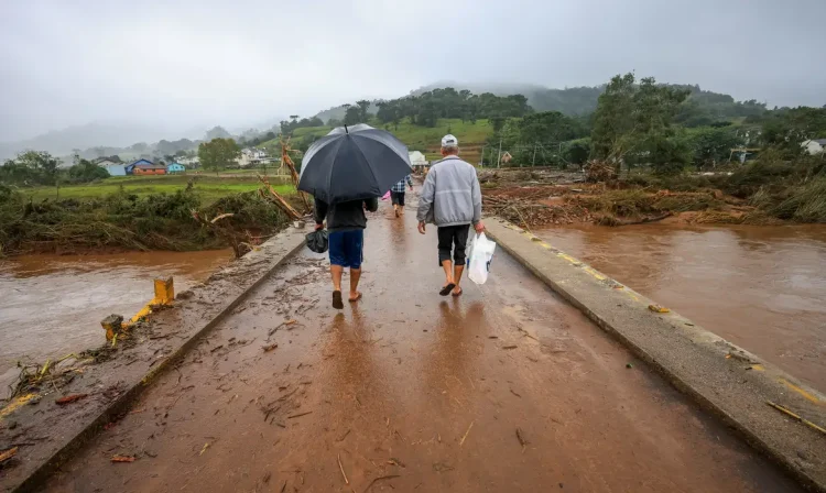 SINIMBU, RS, BRASIL, 03.05.2024 - Trabalho de limpeza na região de Sinumbu, devido aos estragos causados pela forte chuva no estado do Rio Grande do Sul. Foto: Gustavo Mansur/Palácio Piratini