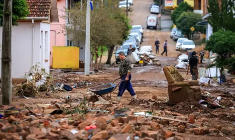 SINIMBU, RS, BRASIL, 03.05.2024 - Trabalho de limpeza na região de Sinumbu, devido aos estragos causados pela forte chuva no estado do Rio Grande do Sul. Foto: Gustavo Mansur/Palácio Piratini