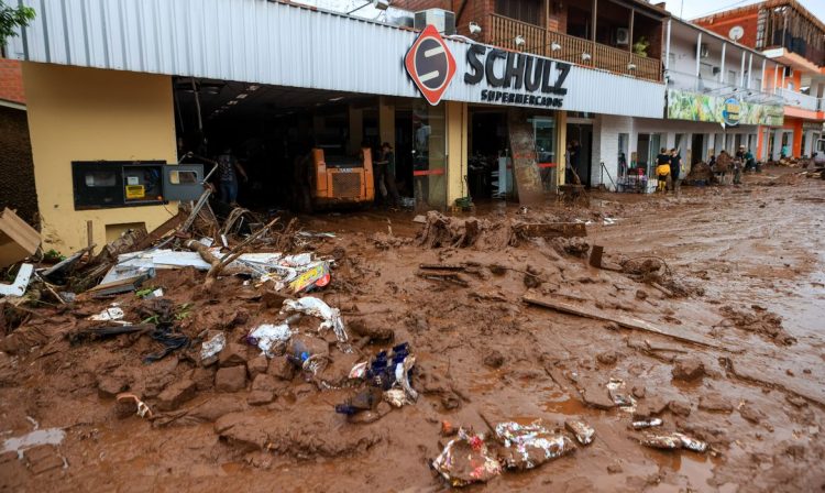 SINIMBU, RS, BRASIL, 03.05.2024 - Trabalho de limpeza na região de Sinumbu, devido aos estragos causados pela forte chuva no estado do Rio Grande do Sul. Foto: Gustavo Mansur/Palácio Piratini