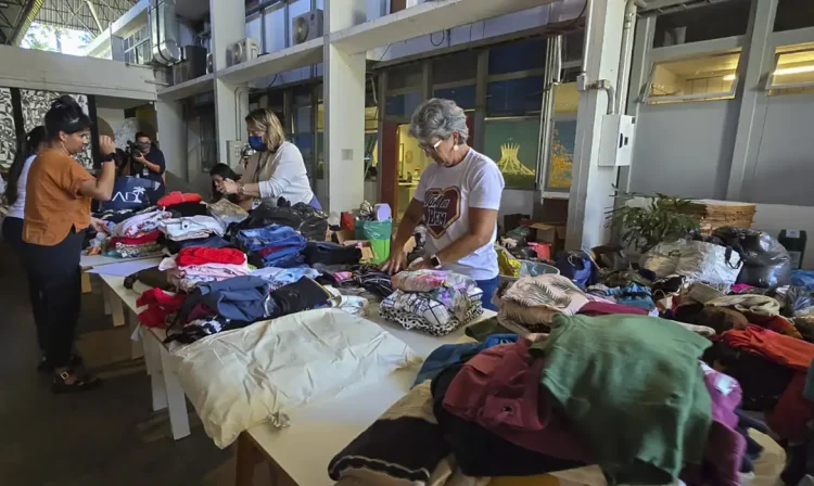 Liga do Bem, grupo de voluntariado formado por colaboradores do Senado Federal e pessoas da comunidade, está organizando uma campanha para auxiliar as vítimas das chuvas no Rio Grande do Sul. 

A meta inicial da campanha, iniciada na sexta-feira (3), era arrecadar 5 mil cobertores. A ação continua e além de cobertores, a Liga do Bem está recebendo doações de roupas, mantimentos, água, ração para animais e outros itens. 

A doação pode ser feita em dinheiro e por pix (chave: apcnsocial@gmail.com) ou os cobertores podem ser entregues nos postos de arrecadação no Senado e em vários pontos do Distrito Federal. 
Na imagem: Liga do Bem realiza triagem das arrecadações. 
Foto: Tadeu Sposito/Senado Federal