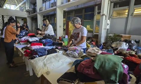 Liga do Bem, grupo de voluntariado formado por colaboradores do Senado Federal e pessoas da comunidade, está organizando uma campanha para auxiliar as vítimas das chuvas no Rio Grande do Sul. 

A meta inicial da campanha, iniciada na sexta-feira (3), era arrecadar 5 mil cobertores. A ação continua e além de cobertores, a Liga do Bem está recebendo doações de roupas, mantimentos, água, ração para animais e outros itens. 

A doação pode ser feita em dinheiro e por pix (chave: apcnsocial@gmail.com) ou os cobertores podem ser entregues nos postos de arrecadação no Senado e em vários pontos do Distrito Federal. 
Na imagem: Liga do Bem realiza triagem das arrecadações. 
Foto: Tadeu Sposito/Senado Federal