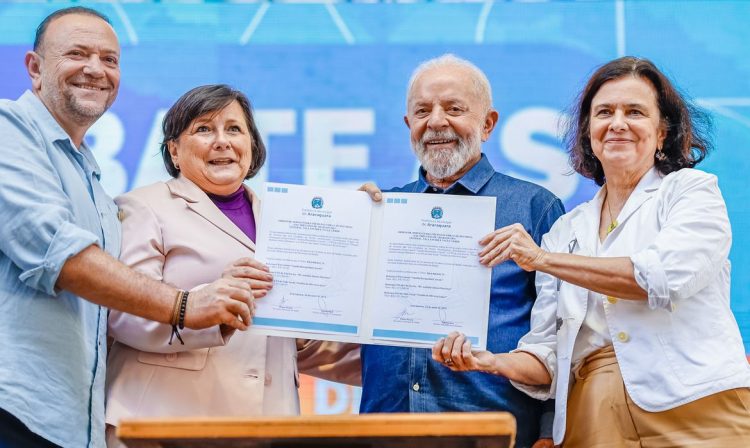 24.05.2024 -  Presidente da República, Luiz Inácio Lula da Silva, durante Cerimônia de assinatura da Ordem de Serviço das Obras de Macrodrenagem e Reurbanização de Áreas Afetadas por Enchentes, no Centro de Eventos de Araraquara e Região (CEAR).  Araraquara - SP.

Foto: Ricardo Stuckert / PR