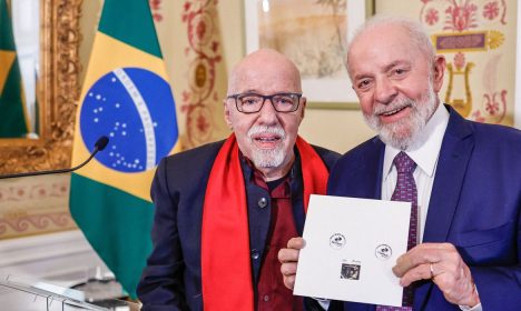 13.06.2024 - Presidente da República, Luiz Inácio Lula da Silva e o escritor Paulo Coelho, durante Cerimônia de lançamento internacional de selo comemorativo alusivo aos “35 anos da obra O Alquimista”, na Residência Oficial. Genebra, Suíça.  

Foto: Ricardo Stuckert / PR