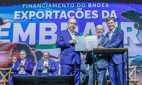 São José dos Campos (SP), 19.07.2024 - Presidente do BNDES, Aloizio Mercadante; Presidente da República, Luiz Inácio Lula da Silva e o CEO da Embraer, Francisco Gomes Neto, durante cerimônia de anúncio de financiamento do BNDES às exportações da Embraer, no Hangar F-300, da fábrica da Embraer. Foto: Ricardo Stuckert/PR